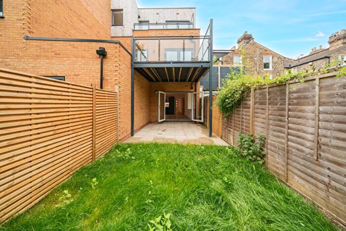 2 Bedroom Flat For Sale In Dagmar Road, Stroud Green, N4