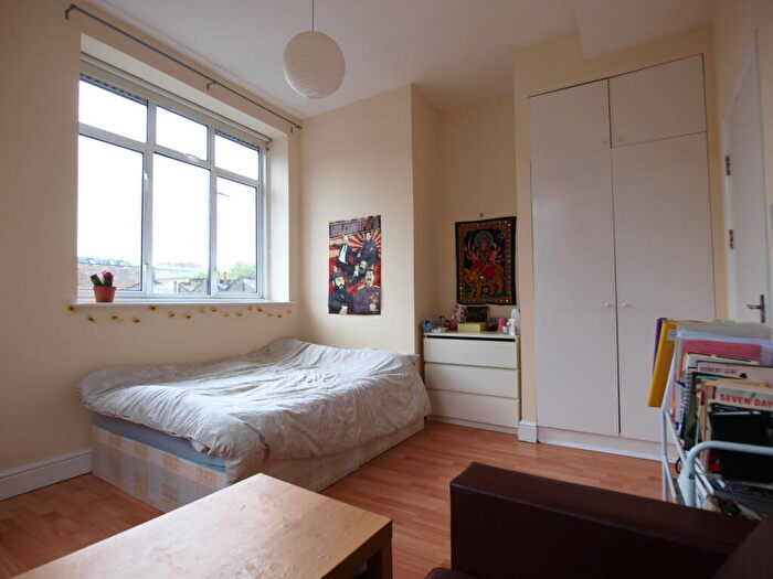 2 Bedroom Flat To Rent In Kings Terrace, Camden, NW1
