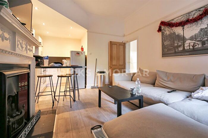 3 Bedroom Flat To Rent In Greystoke Avenue, Sandyford, Newcastle Upon Tyne, NE2