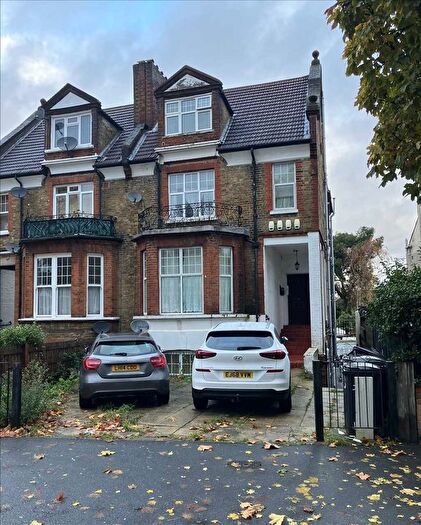 2 Bedroom Flat To Rent In Palace Road, London, SW2