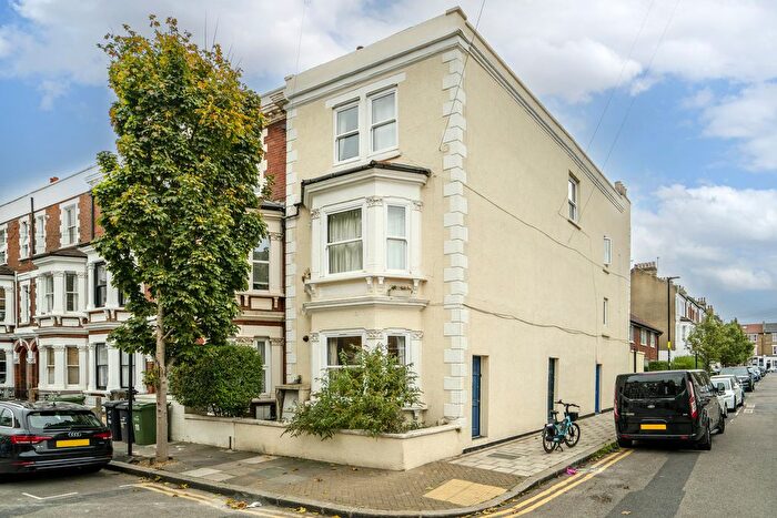 2 Bedroom Flat To Rent In Tregothnan Road, London, SW9