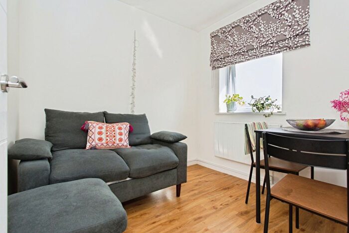 2 Bedroom Flat For Sale In Corrie Road, Cambridge, Cambridgeshire, CB1