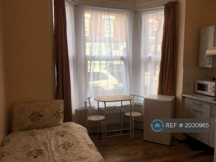 Studio To Rent In Eade Road, London, N4