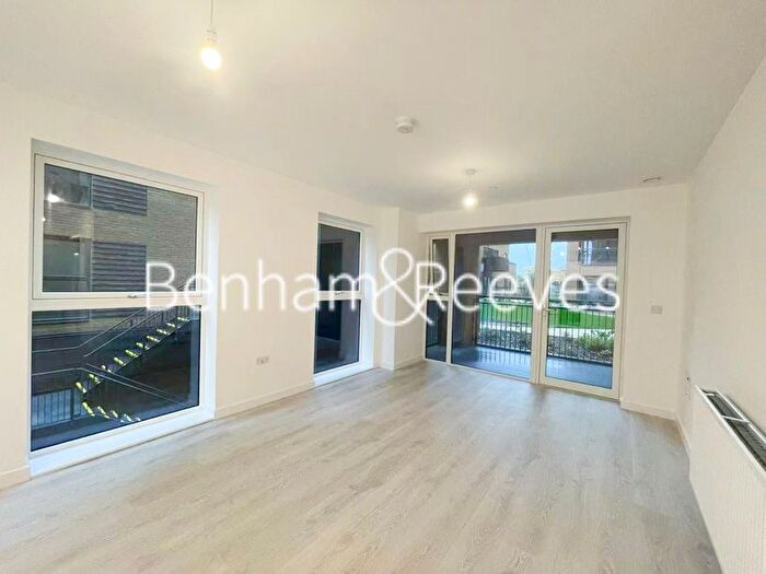 2 Bedroom Flat To Rent In East Acton Lane, Acton, W3