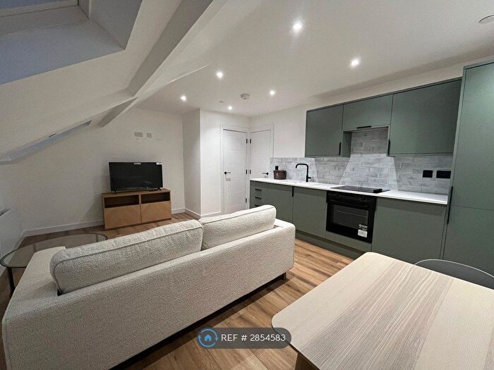 2 Bedroom Flat To Rent In Penarth Road, Cardiff, CF11