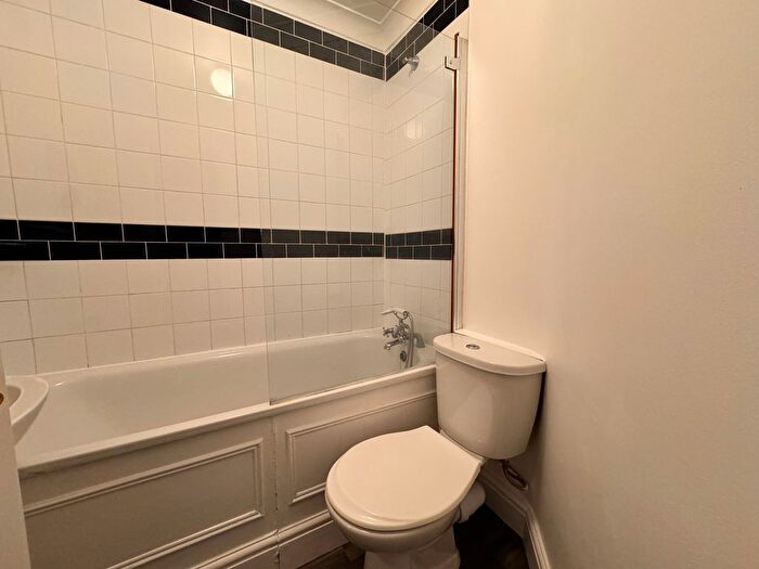 3 Bedroom Flat To Rent In Tooting Bec Road, London, SW17