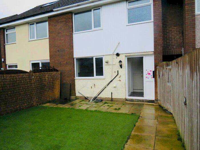 3 Bedroom Property To Rent In Greave House Drive, Luddendenfoot, Halifax HX2