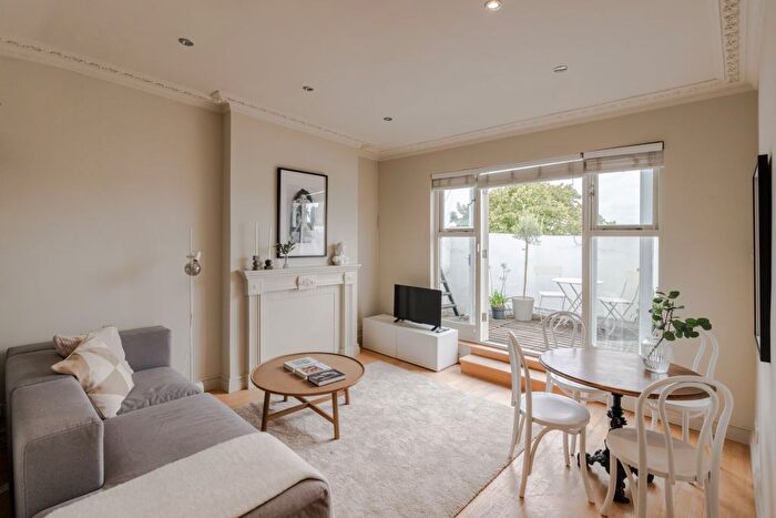 2 Bedroom Flat For Sale In Colville Terrace, London, W11
