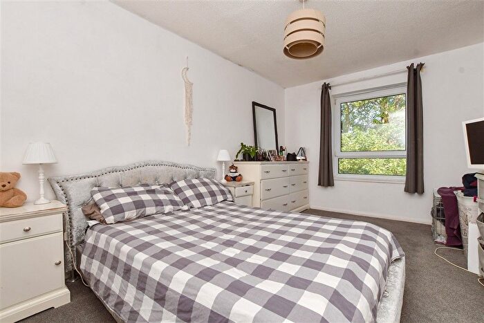 2 Bedroom Flat For Sale In Ambleside Gardens, Sutton, Surrey, SM2