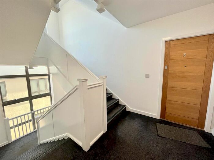 2 Bedroom Flat To Rent In Flat, Adams Yard, Hertford, SG14