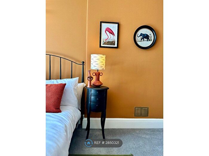 2 Bedroom Flat To Rent In Royal York Crescent, Bristol, BS8