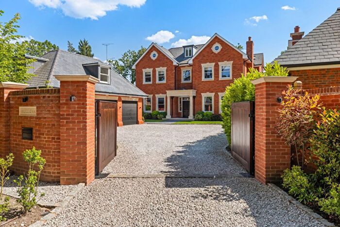 6 Bedroom Detached House For Sale In The Devils Highway, Crowthorne, RG45