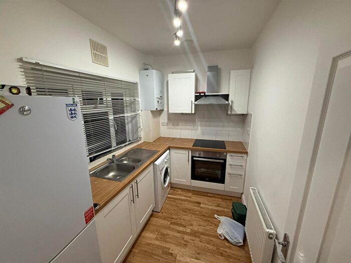 4 Bedroom Flat To Rent In Allenby Road, Southall, UB1