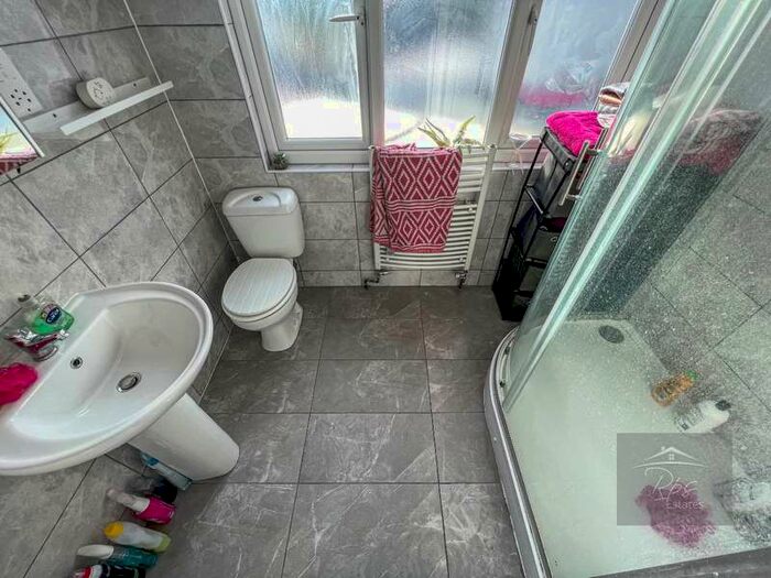 Flat To Rent In Black Rod Close, Hayes, UB3