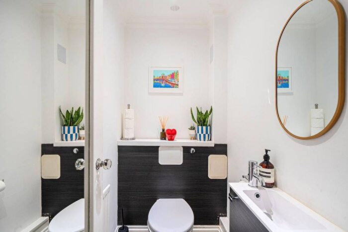 2 Bedroom Flat To Rent In Lennox Gardens, Knightsbridge, London, SW1X