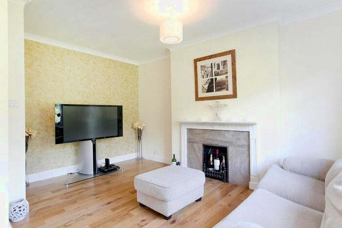 2 Bedroom Flat To Rent In Cambridge Park, Twickenham, TW1