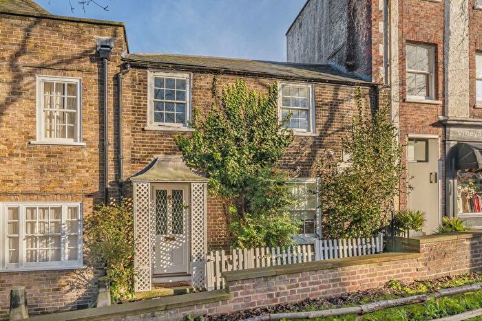 2 Bedroom Property To Rent In Church Walk, Richmond, TW9