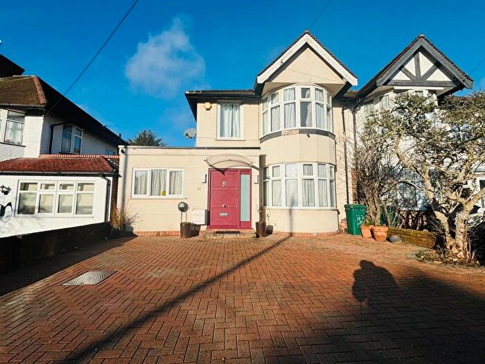 4 Bedroom Semi Detached House For Sale In Selvage Lane, Mill Hill, NW7