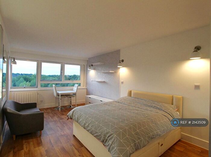 Studio To Rent In Park House, London, N4