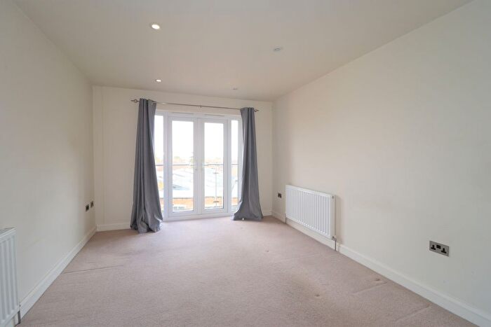 1 Bedroom Flat To Rent In Hersham Road, Walton-On-Thames, KT12