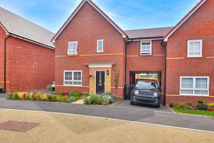 3 Bedroom Link Detached House For Sale In Moorhen Road, Great Dunmow, CM6