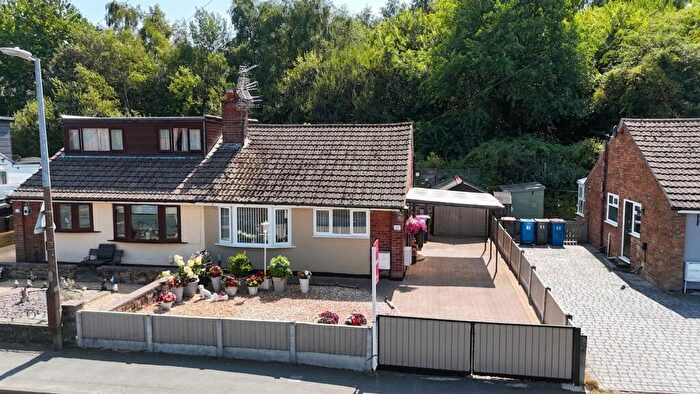 2 Bedroom Semi-Detached Bungalow For Sale In New Moss Road, Cadishead, M44