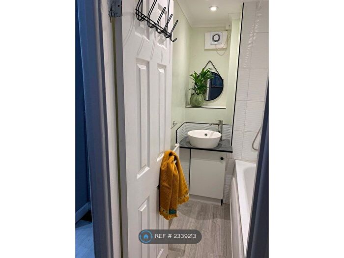 3 Bedroom Flat To Rent In Gower House, London, SE17