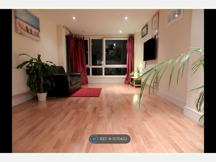 2 Bedroom Flat To Rent In Raphael House, Ilford, IG1