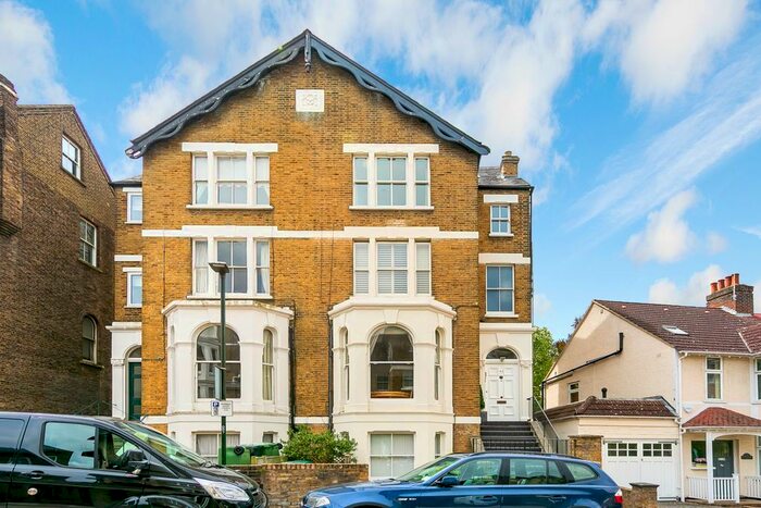 3 Bedroom Flat For Sale In Onslow Road, Richmond, TW10