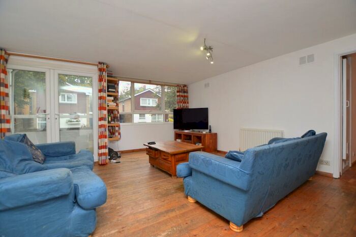 2 Bedroom Flat To Rent In Homelands Drive London, SE19