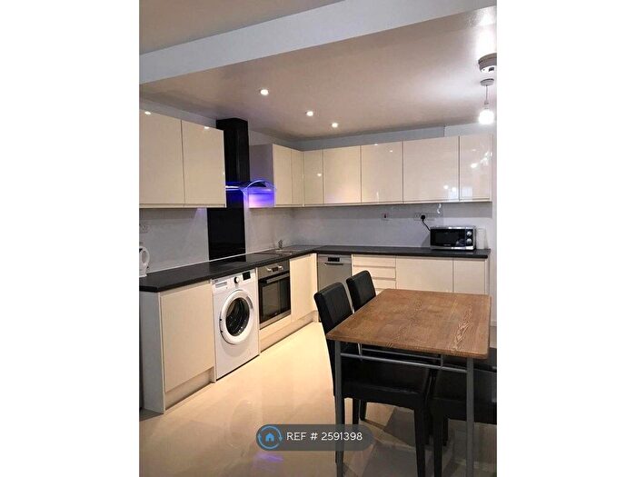 2 Bedroom Flat To Rent In Southwark Park Road, London, SE16