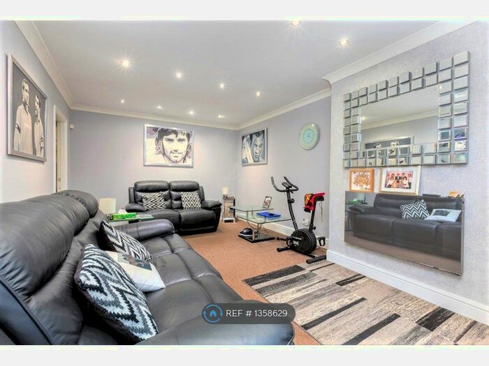 2 Bedroom Terraced House To Rent In Manchester Old Road, Middleton, Manchester, M24