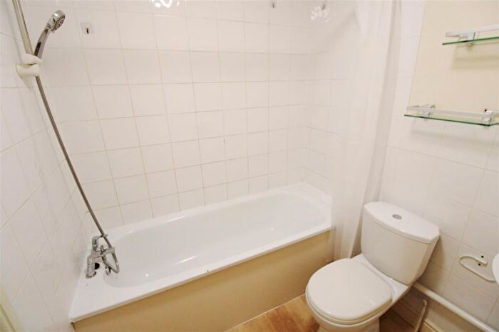 1 Bedroom Flat For Sale In David Close, Harlington, Hayes, UB3
