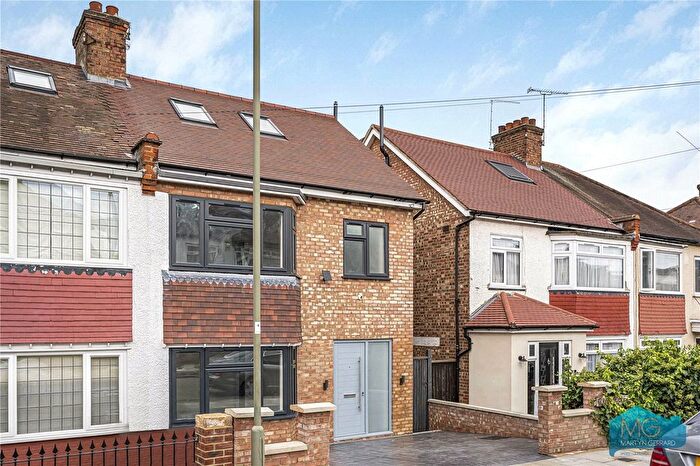 5 Bedroom Semi-Detached House For Sale In Fernwood Crescent, London, N20