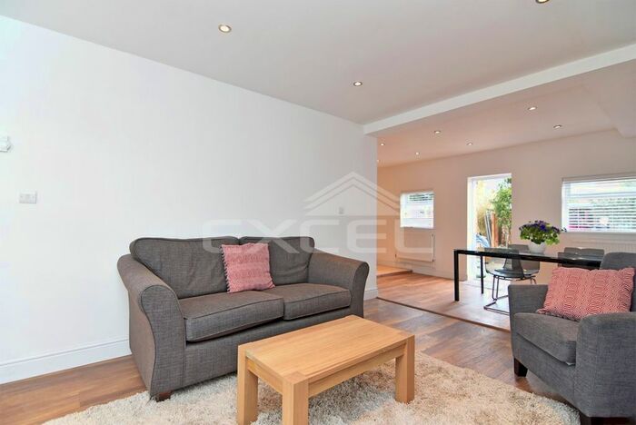 3 Bedroom Flat To Rent In Saxon Drive, West Acton, London, W3