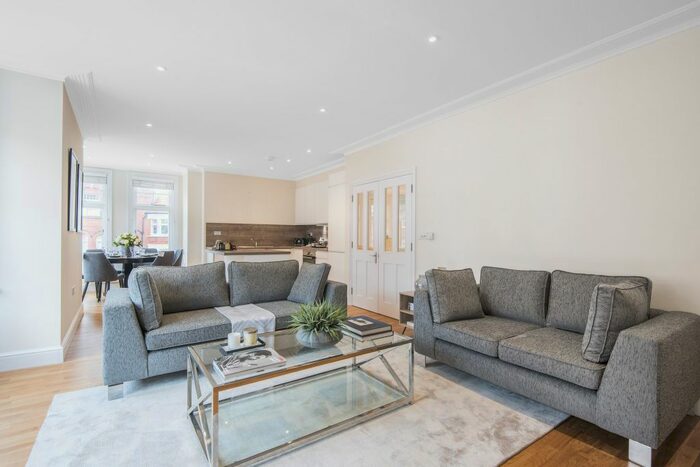 3 Bedroom Flat To Rent In Hamlet Gardens, London, W6