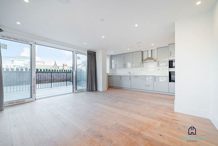 3 Bedroom Flat To Rent In West Green Road, London, N15