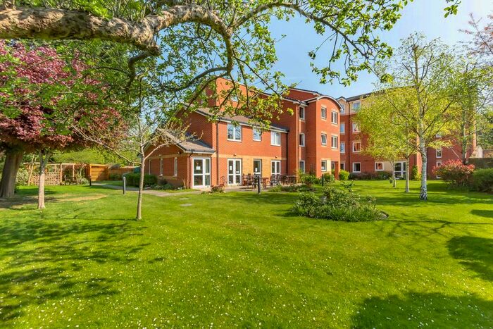 1 Bedroom Flat To Rent In Addlestone Park, Addlestone, KT15