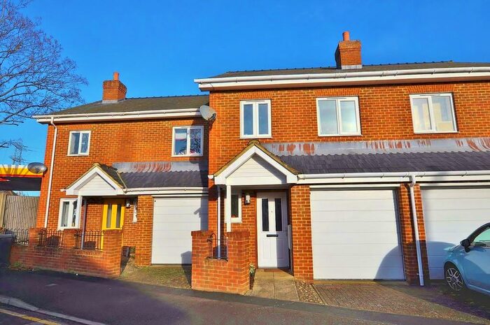 4 Bedroom Terraced House To Rent In Joseph's Road, GU1