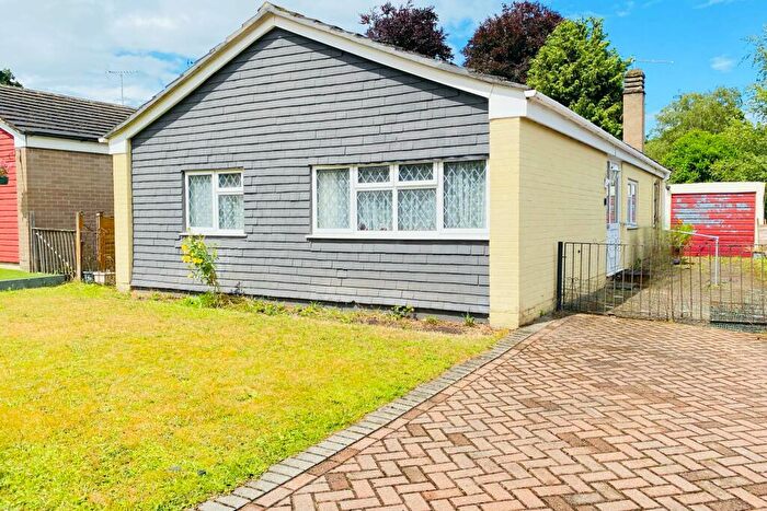 3 Bedroom Detached Bungalow For Sale In Lockwood Close, Farnborough, GU14