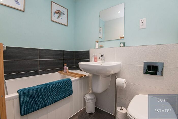 2 Bedroom Flat For Sale In Cobley Court, Exeter, EX4