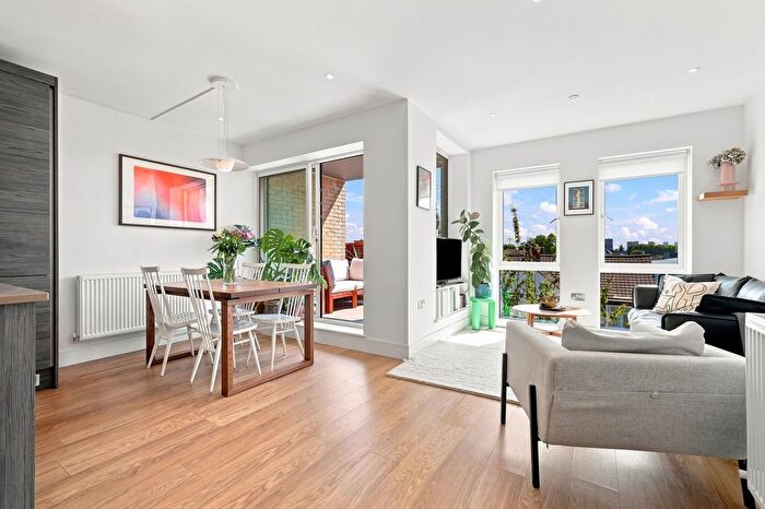 2 Bedroom Flat For Sale In Bevan Court, Leyton, E10