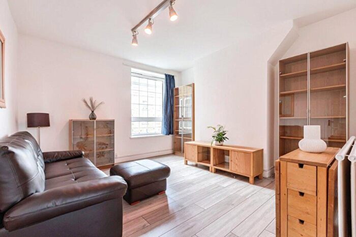 2 Bedroom Flat To Rent In Devitt House, Wades Place, Poplar, London, E14