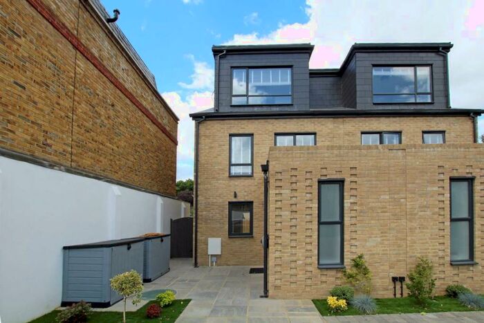 4 Bedroom Detached House To Rent In Lime Grove, New Malden, KT3