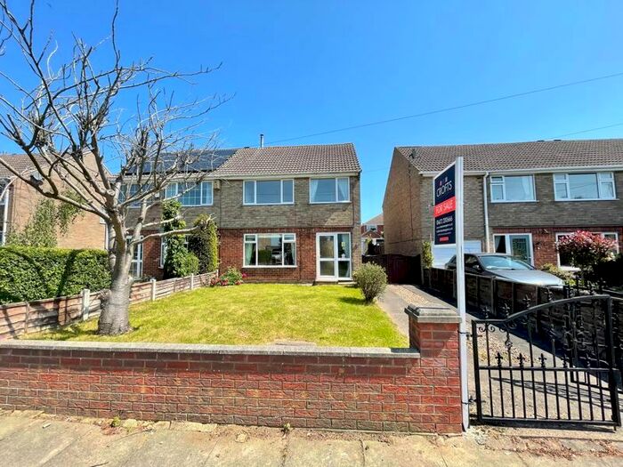 3 Bedroom Semi-Detached House For Sale In St. Nicholas Drive, Grimsby, DN37