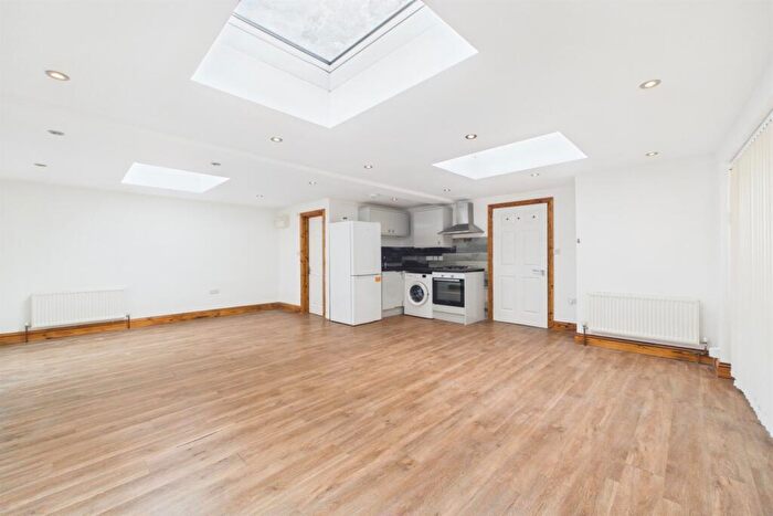 Flat To Rent In Morland Road, Croydon, CR0