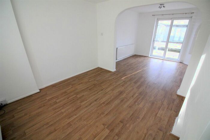 5 Bedroom Semi-Detached House To Rent In Kingshill Avenue, Hayes, UB4