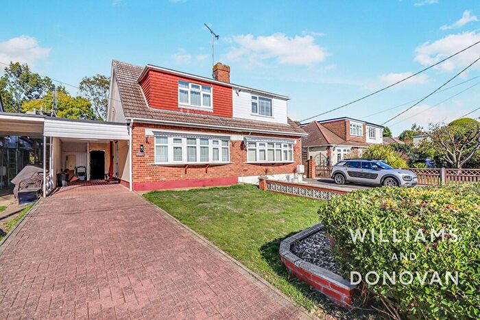 2 Bedroom Chalet For Sale In Cumberland Avenue, South Benfleet, SS7