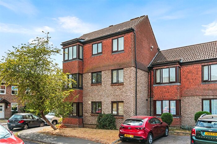 2 Bedroom Flat For Sale In Stanford Close, Hampton, TW12