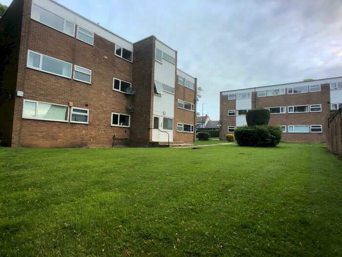 2 Bedroom Flat To Rent In Park View Court, Leeds, West Yorkshire, LS8